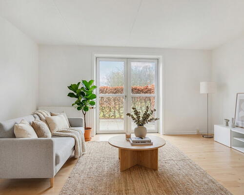 Lyst 3-værelses rækkehus i to plan med privat terrasse, parkering og ladestander på området – husdyr tilladt