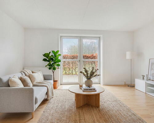 Lyst 3-værelses rækkehus i to plan med privat terrasse, parkering og ladestander på området – husdyr tilladt