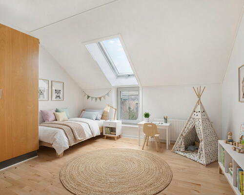 Lyst 3-værelses rækkehus i to plan med privat terrasse, parkering og ladestander på området – husdyr tilladt