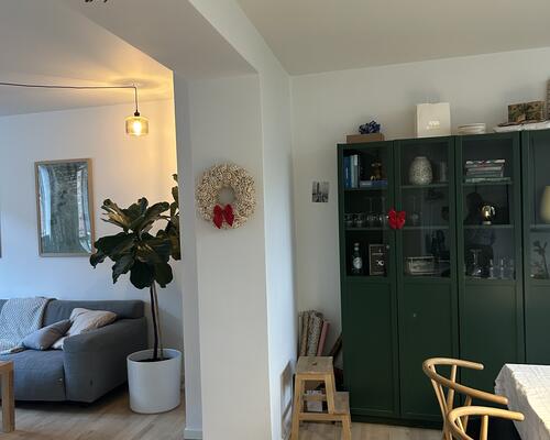 Stor 2-værelses lejlighed med altan og attraktiv beliggenhed på Trøjborg!