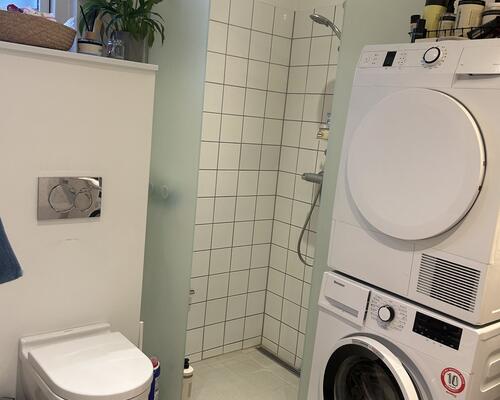 Stor 2-værelses lejlighed med altan og attraktiv beliggenhed på Trøjborg!