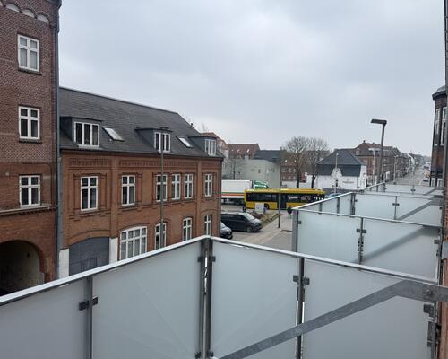 Helt ny lejlighed, centralt beliggende.