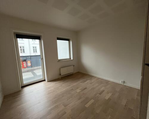 Rummelig 2-værelses lejlighed på Dæmningen!