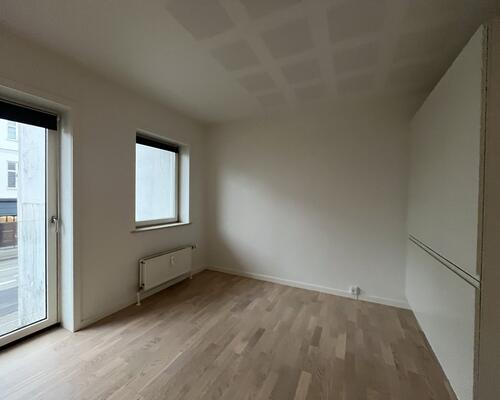 Rummelig 2-værelses lejlighed på Dæmningen!