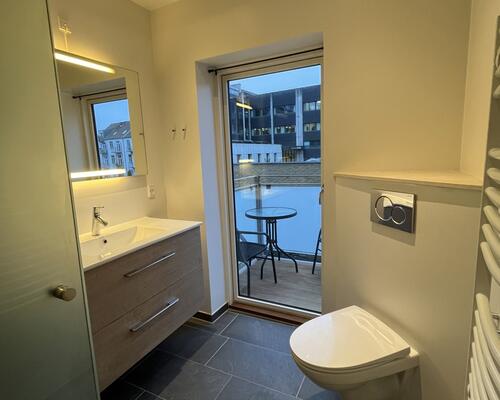 Rummelig 2-værelses lejlighed på Dæmningen!