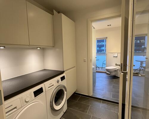 Rummelig 2-værelses lejlighed på Dæmningen!