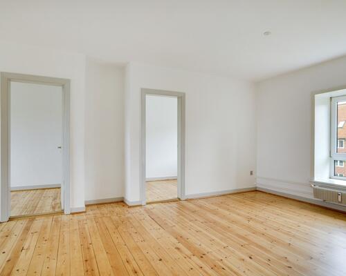 Lys 4-værelses på 85 m2 med plankegulve, separat køkken og kort til bus og indkøb