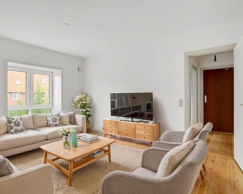 Lys 4-værelses på 85 m2 med plankegulve, separat køkken og kort til bus og indkøb