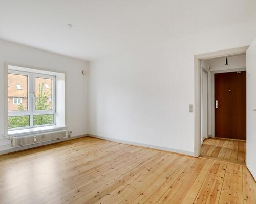 Lys 4-værelses på 85 m2 med plankegulve, separat køkken og kort til bus og indkøb