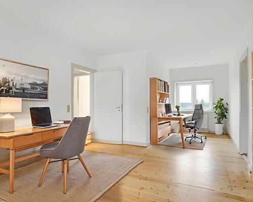 Lys 4-værelses på 85 m2 med plankegulve, separat køkken og kort til bus og indkøb