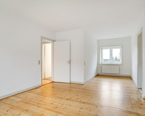 Lys 4-værelses på 85 m2 med plankegulve, separat køkken og kort til bus og indkøb