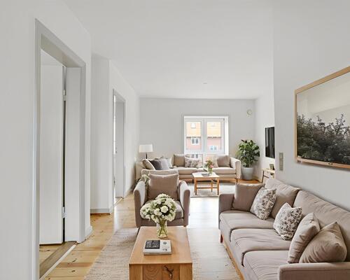 Lys 4-værelses på 85 m2 med plankegulve, separat køkken og kort til bus og indkøb