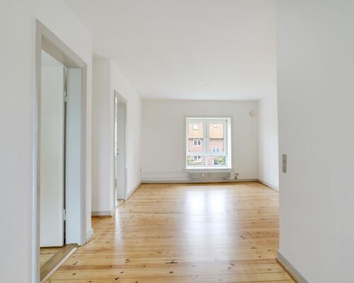 Lys 4-værelses på 85 m2 med plankegulve, separat køkken og kort til bus og indkøb