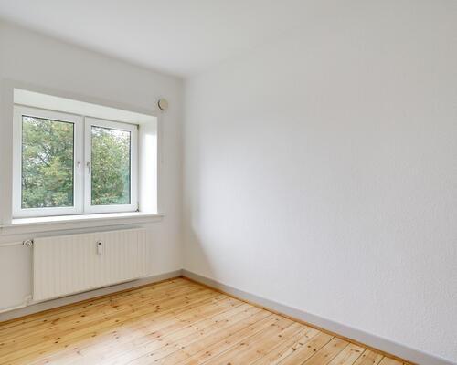 Lys 4-værelses på 85 m2 med plankegulve, separat køkken og kort til bus og indkøb