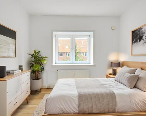 Lys 4-værelses på 85 m2 med plankegulve, separat køkken og kort til bus og indkøb