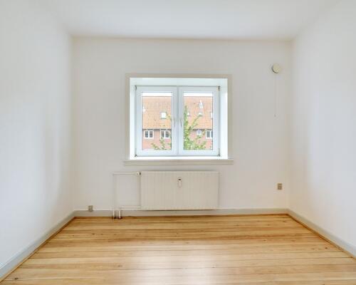 Lys 4-værelses på 85 m2 med plankegulve, separat køkken og kort til bus og indkøb