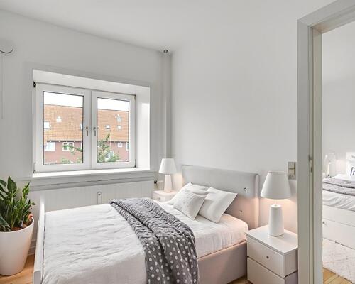 Lys 4-værelses på 85 m2 med plankegulve, separat køkken og kort til bus og indkøb