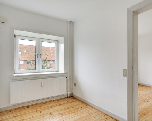 Lys 4-værelses på 85 m2 med plankegulve, separat køkken og kort til bus og indkøb