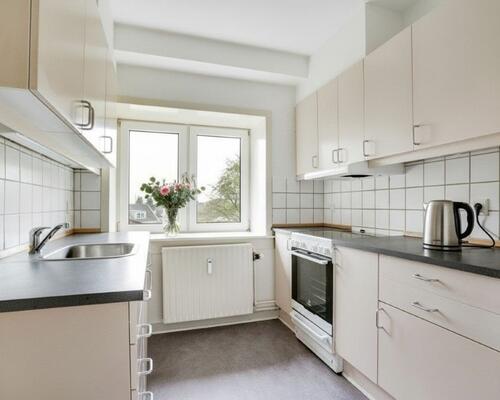 Lys 4-værelses på 85 m2 med plankegulve, separat køkken og kort til bus og indkøb