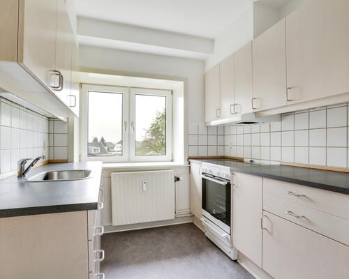 Lys 4-værelses på 85 m2 med plankegulve, separat køkken og kort til bus og indkøb