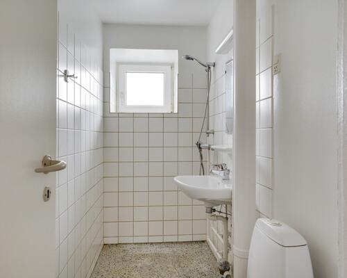 Lys 4-værelses på 85 m2 med plankegulve, separat køkken og kort til bus og indkøb