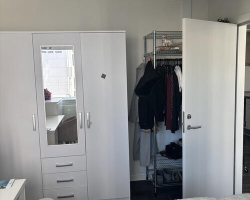 Lys og rummelig 3-værelses på 102 m2 med altan/terrasse og moderne køkken