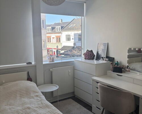 Lys og rummelig 3-værelses på 102 m2 med altan/terrasse og moderne køkken