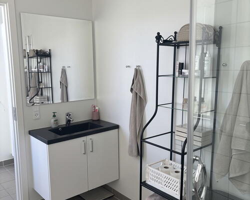 Lys og rummelig 3-værelses på 102 m2 med altan/terrasse og moderne køkken