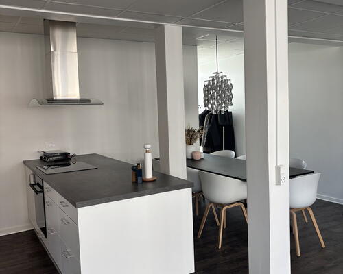 Lys og rummelig 3-værelses på 102 m2 med altan/terrasse og moderne køkken