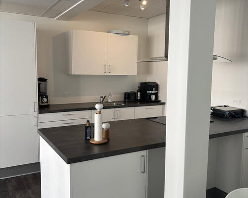 Lys og rummelig 3-værelses på 102 m2 med altan/terrasse og moderne køkken