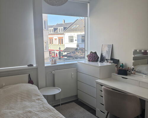 Lys og rummelig 3-værelses på 102 m2 med altan/terrasse og moderne køkken