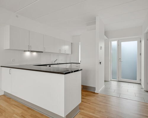 Indflytningsklart 5-værelses rækkehus på 124 m2 med carport, 2 badeværelser og solrig terrasse – husdyr tilladt