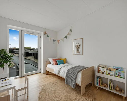 Indflytningsklart 5-værelses rækkehus på 124 m2 med carport, 2 badeværelser og solrig terrasse – husdyr tilladt