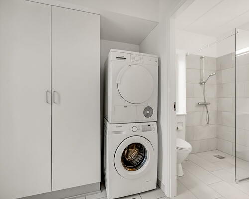 Indflytningsklart 5-værelses rækkehus på 124 m2 med carport, 2 badeværelser og solrig terrasse – husdyr tilladt