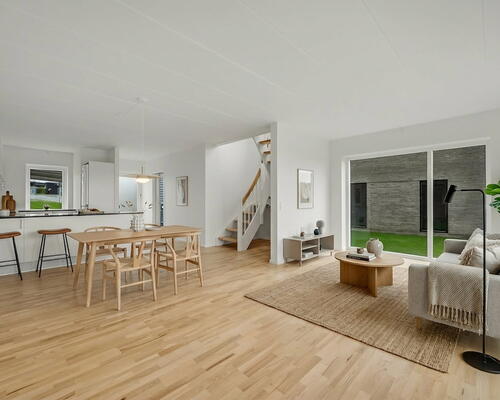 Indflytningsklart 5-værelses rækkehus på 124 m2 med carport, 2 badeværelser og solrig terrasse – husdyr tilladt