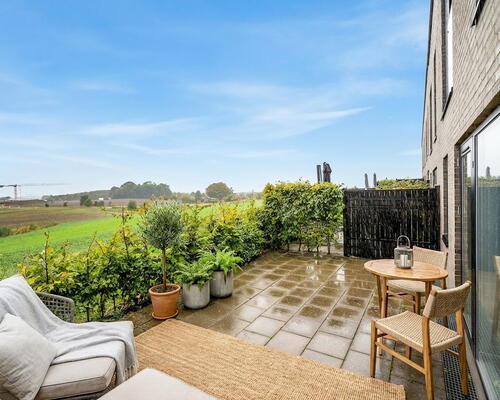 Indflytningsklart 5-værelses rækkehus på 124 m2 med carport, 2 badeværelser og solrig terrasse – husdyr tilladt