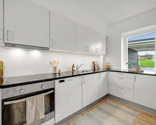 Indflytningsklart 5-værelses rækkehus på 124 m2 med carport, 2 badeværelser og solrig terrasse – husdyr tilladt