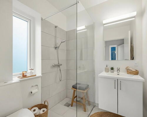 Indflytningsklart 5-værelses rækkehus på 124 m2 med carport, 2 badeværelser og solrig terrasse – husdyr tilladt