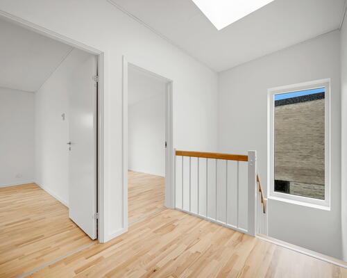 Indflytningsklart 5-værelses rækkehus på 124 m2 med carport, 2 badeværelser og solrig terrasse – husdyr tilladt