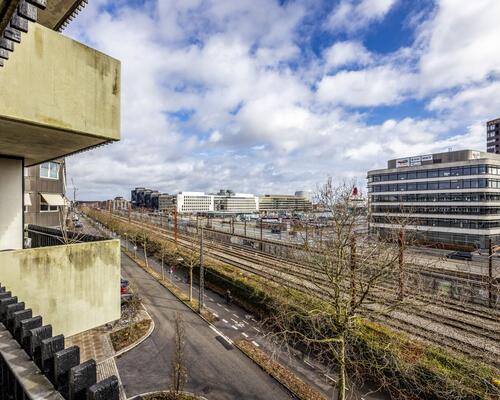 Fuldt møbleret lejlighed med 2 altaner | København Ø.