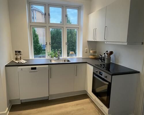 Lækker nyrenoveret stuelejlighed udlejes. Mulighed for hjælp til indskud via vores samarbejdspartner.