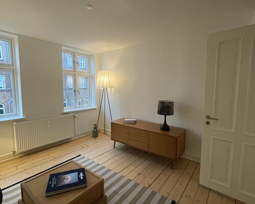 Lækker nyrenoveret stuelejlighed udlejes. Mulighed for hjælp til indskud via vores samarbejdspartner.