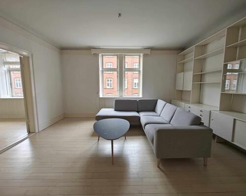 Rummelig og lys lejlighed | København K.