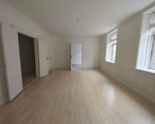 Rummelig og lys lejlighed | København K.