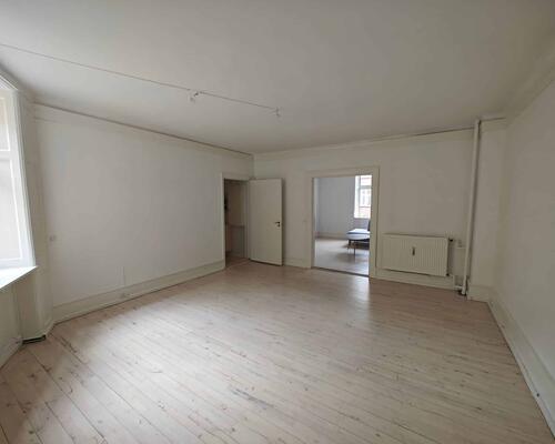 Rummelig og lys lejlighed | København K.