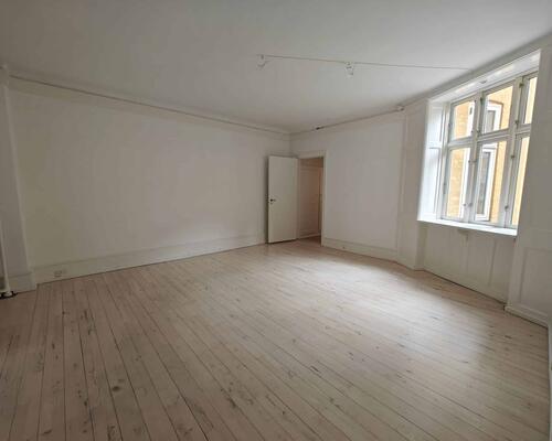 Rummelig og lys lejlighed | København K.