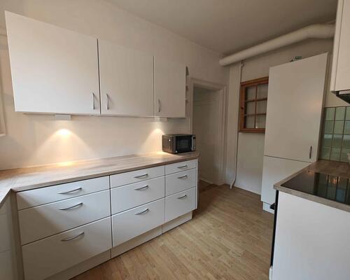 Rummelig og lys lejlighed | København K.