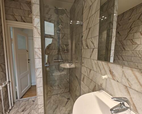 Rummelig og lys lejlighed | København K.