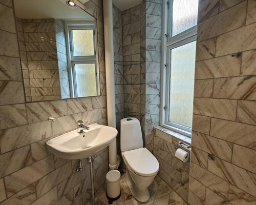 Rummelig og lys lejlighed | København K.