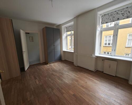 Rummelig og lys lejlighed | København K.